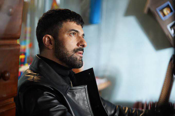 engin akyurek in the serie adim farah